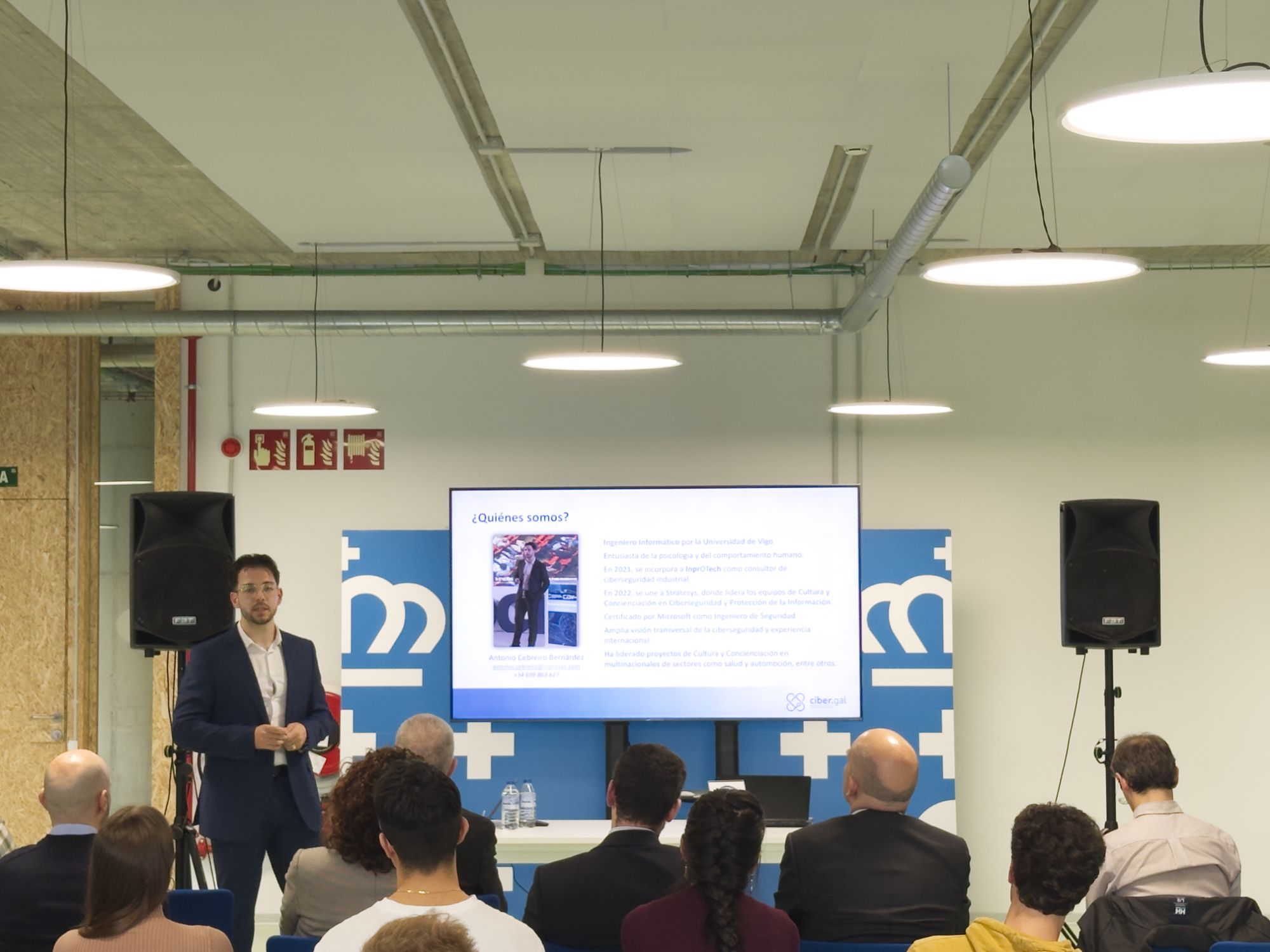 Antonio Cebreiro Bernárdez durante una ponencia en un evento de Ciber.gal, ante el público y con su presentación proyectada